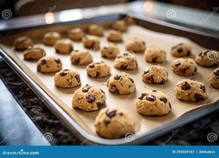 A baking tray with cookies on it