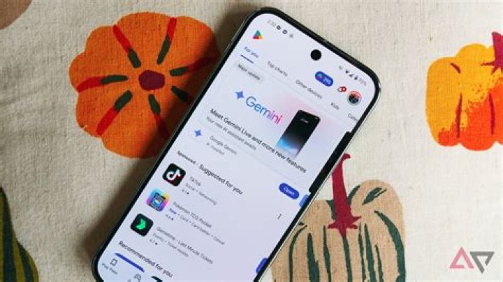 A folder, showing Google apps.
