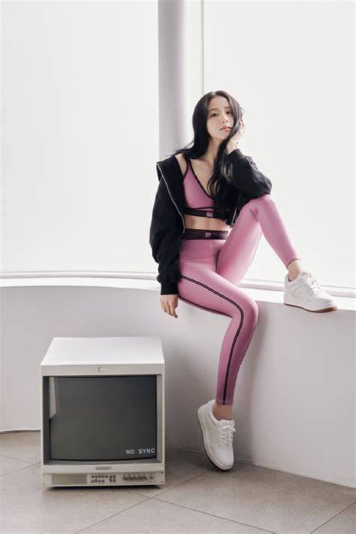 alo yoga jisoo