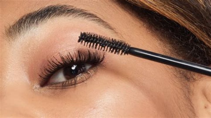 Applying Mascara Adobe
