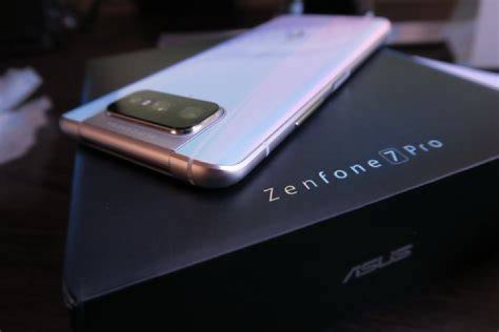 Asus Zenfone 7 Pro focused on the asus logo