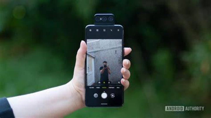 Asus Zenfone 7 Pro taking a selfie
