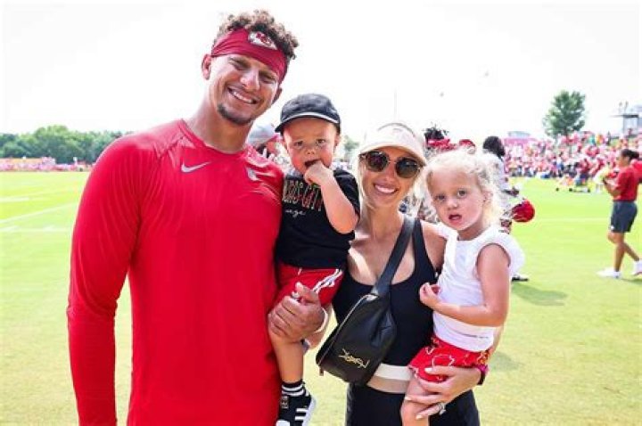 Brittany and Patrick Mahomes posing on the red carpet