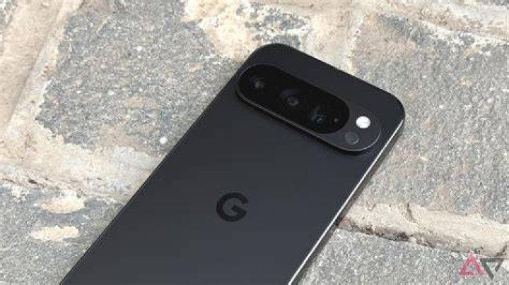 Google Pixel 3 camera in focus Google Pixel 3 camera in focus, with Huawei P30 Pro and Galaxy S10 besides