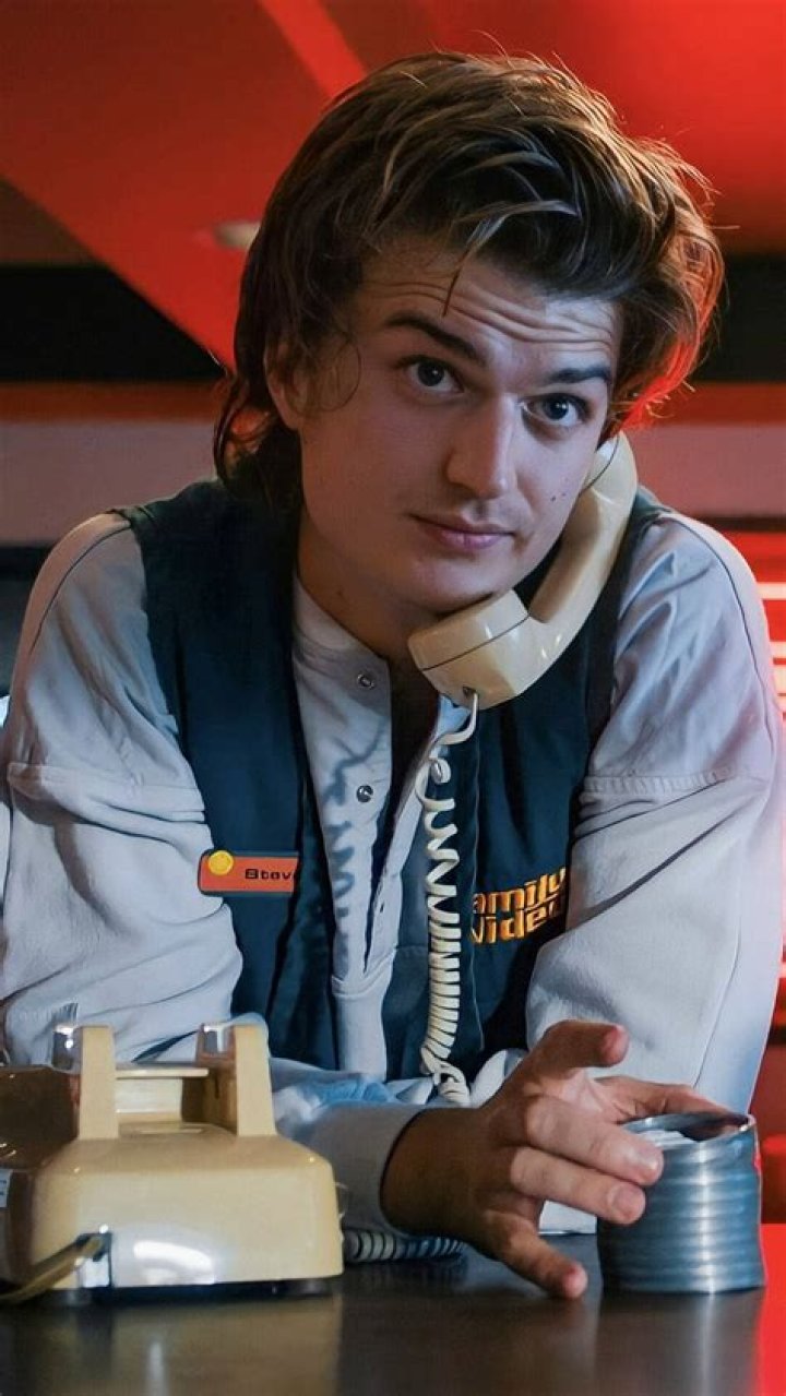 Joe Keery on the red carpet