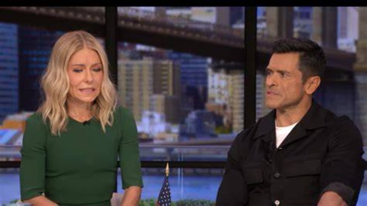 Kelly Ripa and Mark Consuelos posing for a photo together