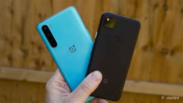 OnePlus Nord vs Pixel 4a Holding both devices in the hand in a card style OnePlus Nord vs Pixel 4a Holding both devices in the hand in a card style