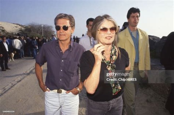 Photo Brigitte Bardot et son mari Bernard d'Ormale &agrave; Paris en 2002