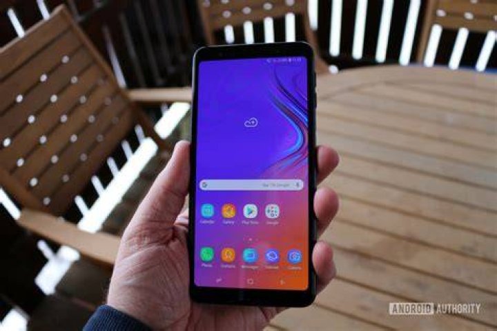 Samsung-Galaxy-A7-2018-36 samsung galaxy a7 held in hand