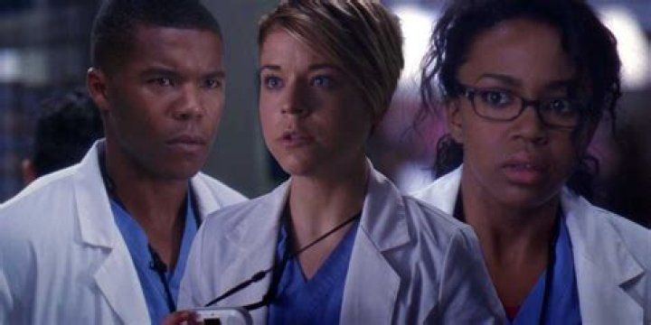 Stephanie Edwards in Grey's Anatomy holding clipboard 