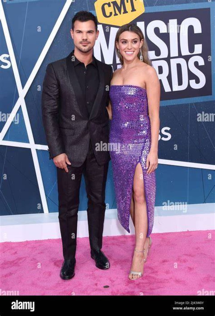 Taylor Lautner At The 2022 CMA Music Awards