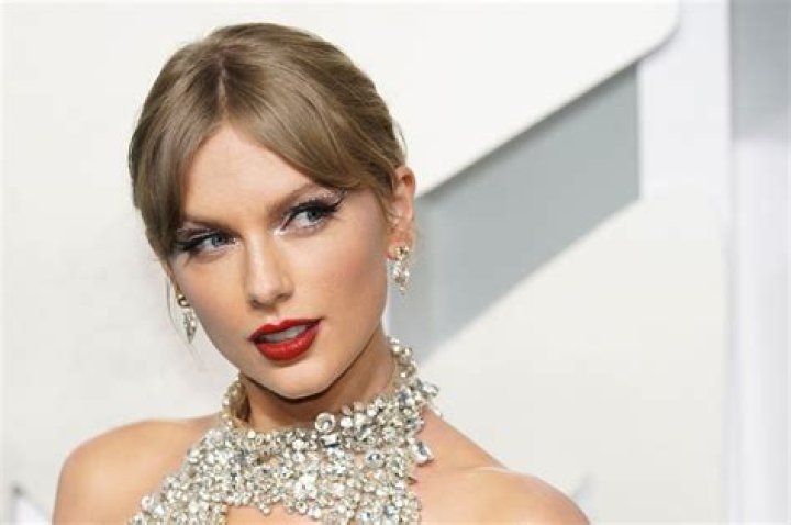 Taylor Swift 2022 VMAS Red Carpet