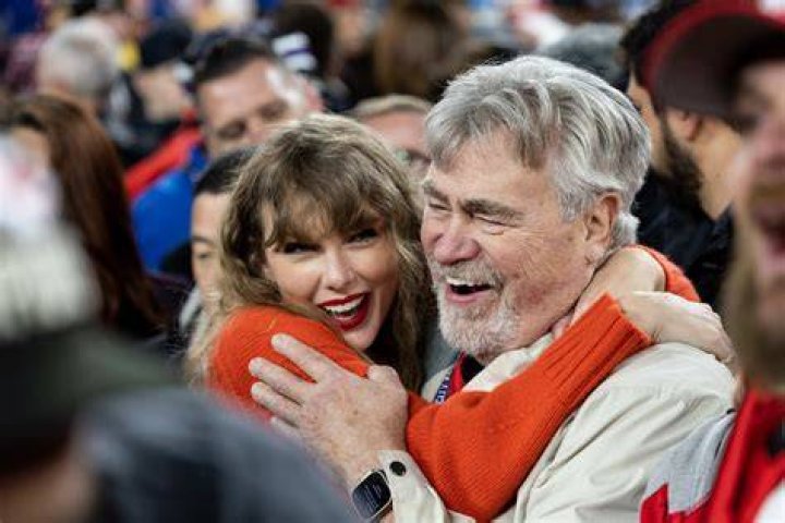 Taylor Swift hugs Travis Kelce