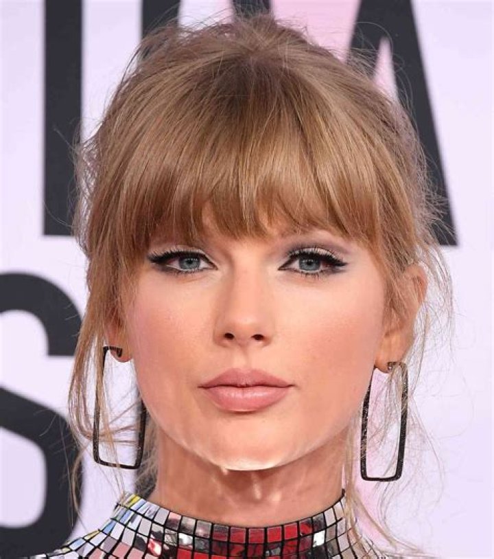 Taylor Swift Winged Eyeliner