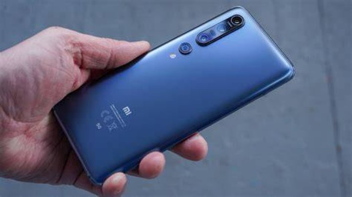 Xiaomi Mi 10 Pro in hand profile